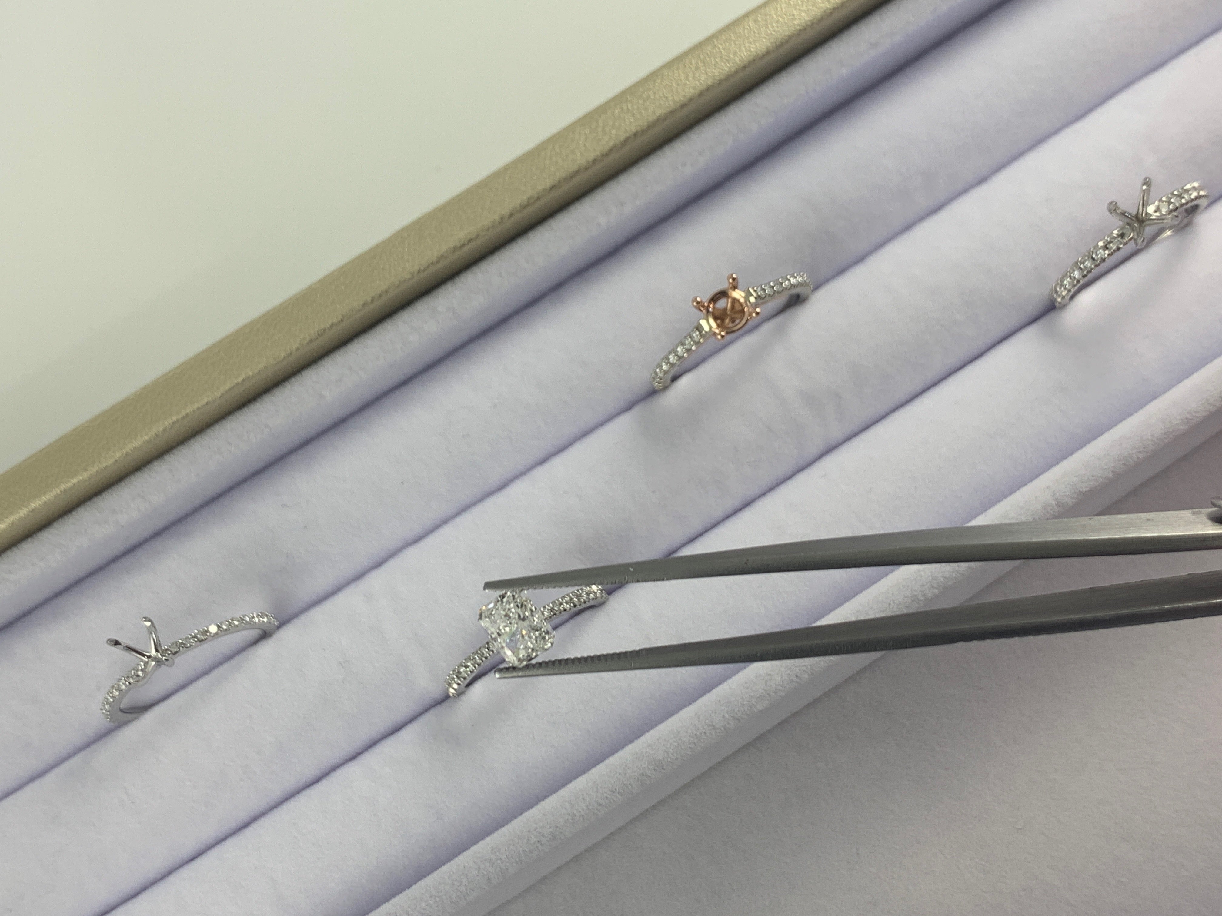 What's the difference between diamonds, lab grown diamonds and moissanite?!