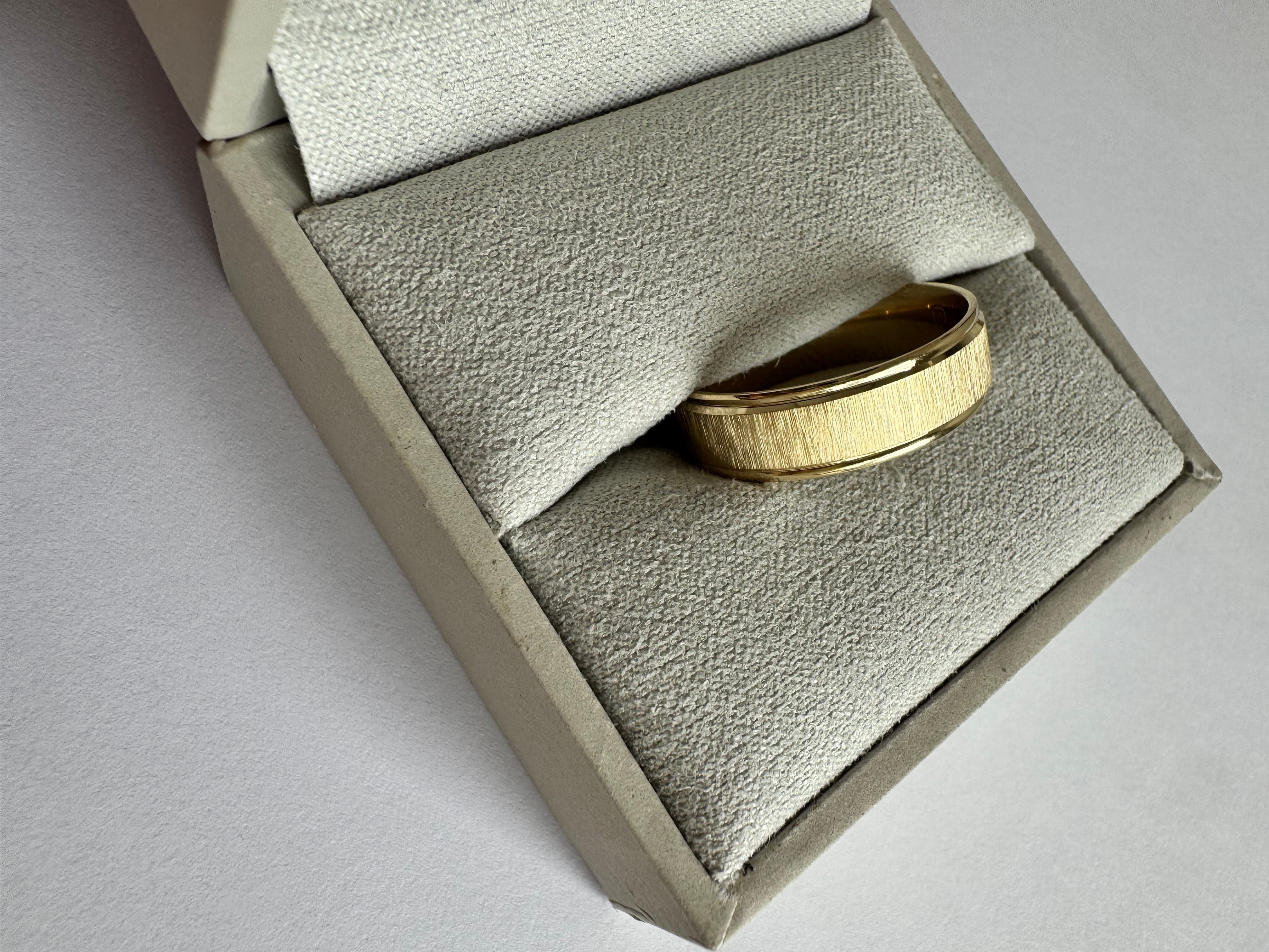 10K Yellow Gold 6 mm Flat, Stepped Edge, Lightweight Comfort-Fit Flat Band with a vertical stone finish. Size 9.5