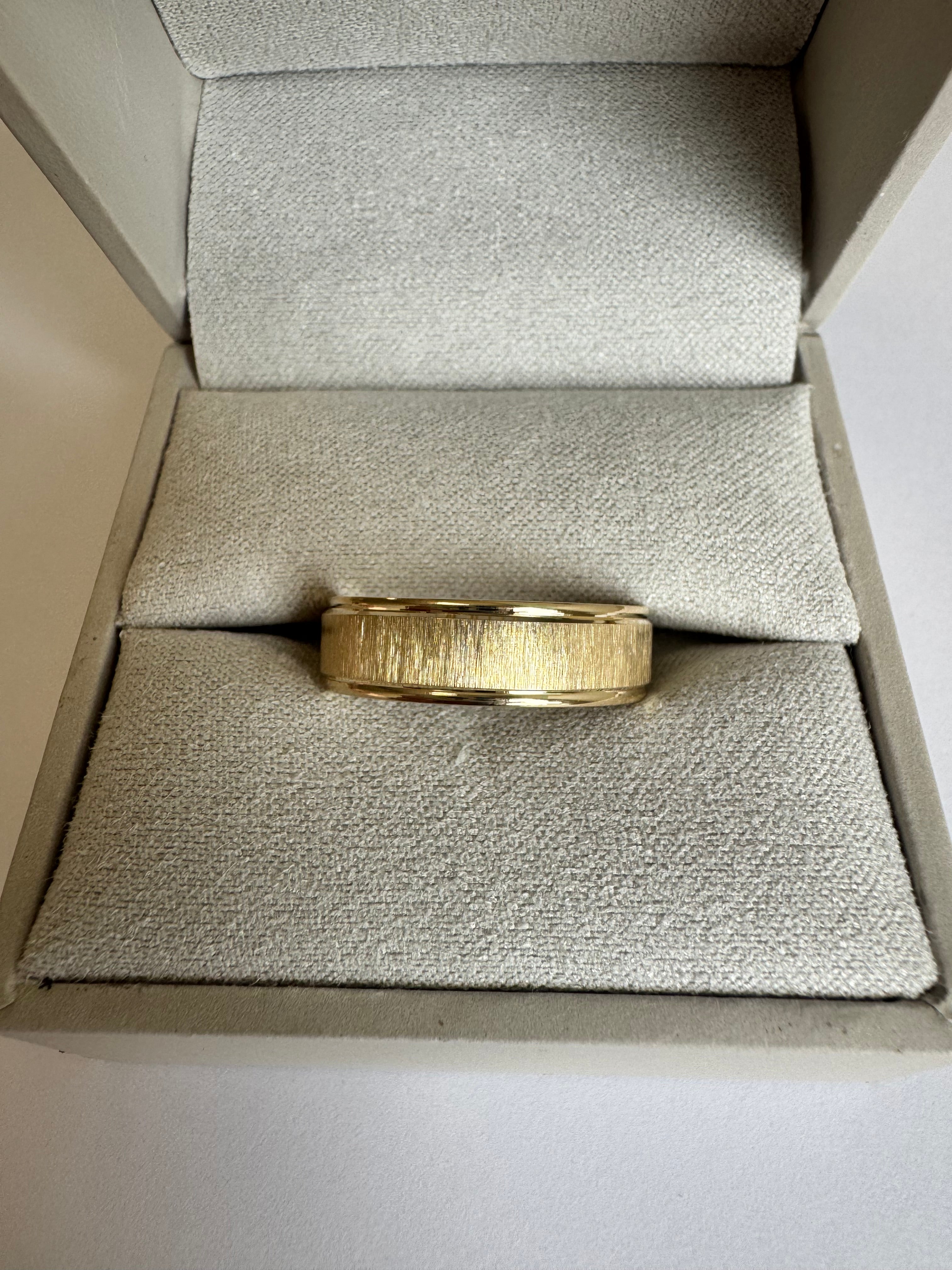 10K Yellow Gold 6 mm Flat, Stepped Edge, Lightweight Comfort-Fit Flat Band with a vertical stone finish. Size 9.5