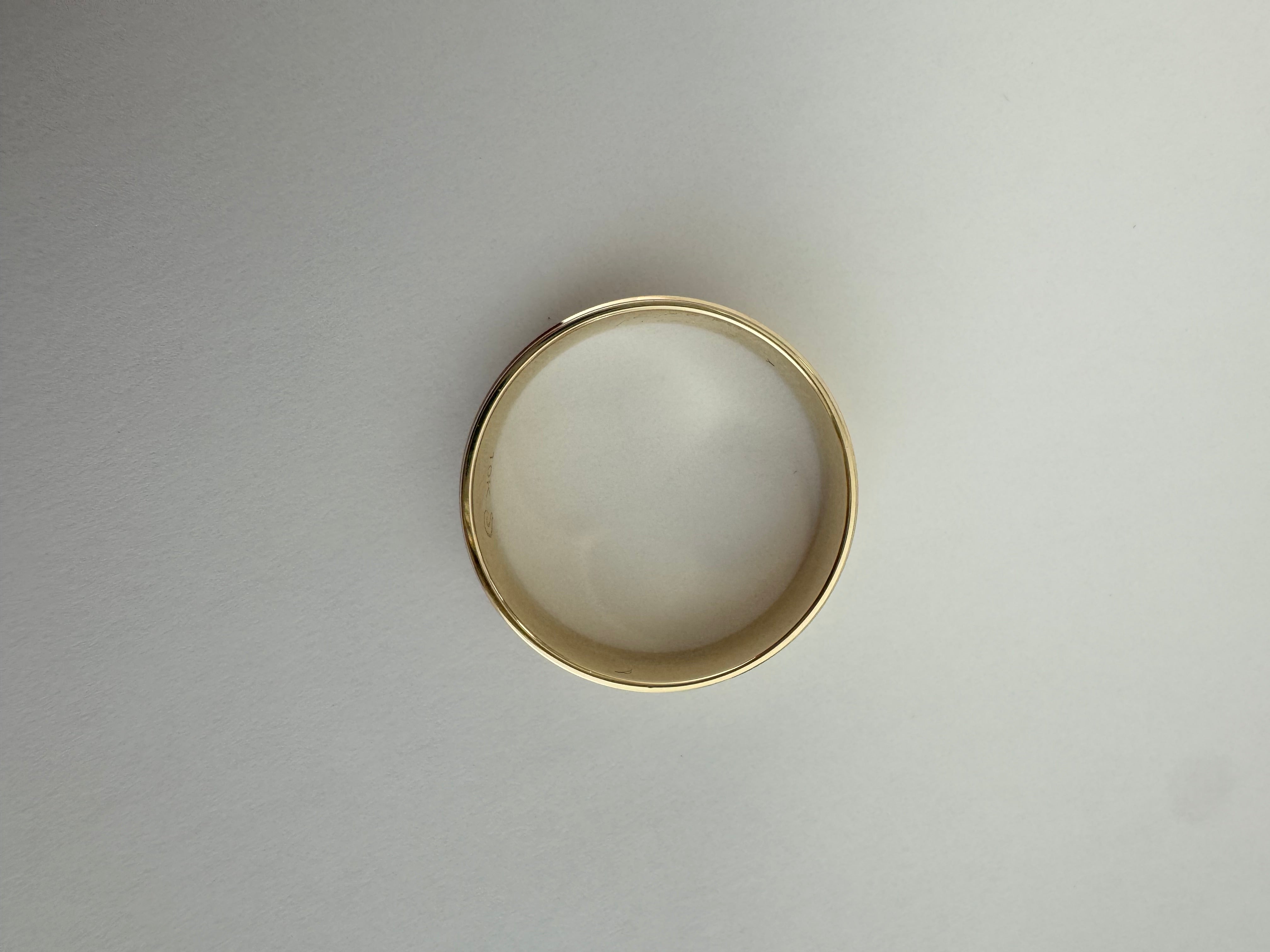 10K Yellow Gold 6 mm Flat, Stepped Edge, Lightweight Comfort-Fit Flat Band with a vertical stone finish. Size 9.5