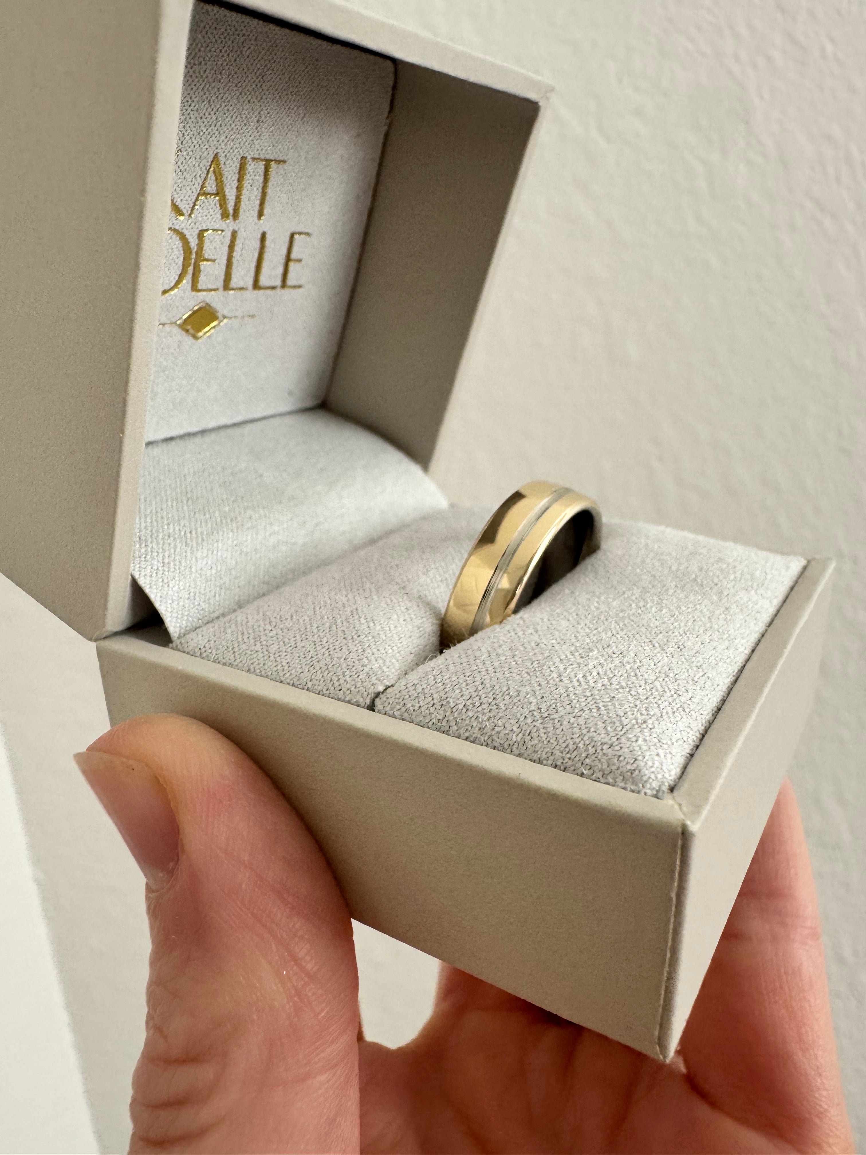 10K White/Yellow 6 mm Off-Centered Groove Comfort-Fit European-Style Band Size 10