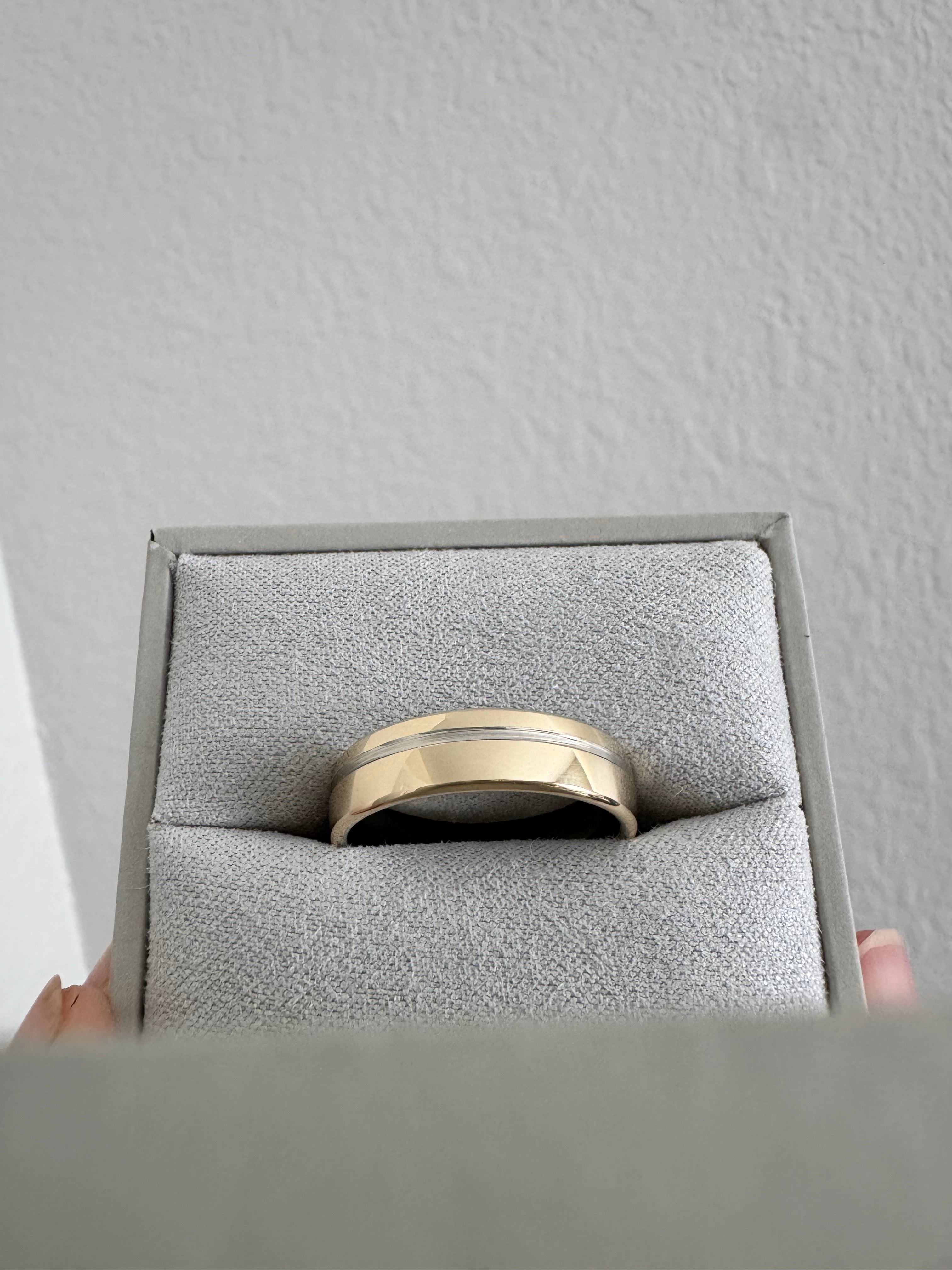 10K White/Yellow 6 mm Off-Centered Groove Comfort-Fit European-Style Band Size 10